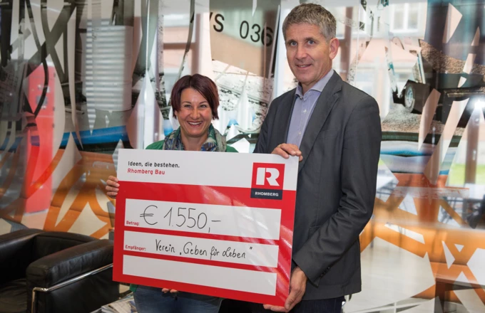 Cheque presentation: We have covered the costs for the tests ourselves. “Geben für Leben“-Chairlady Susanne Marosch with Rhomberg MD Martin Summer. Cheque presentation: We have covered the costs for the tests ourselves. “Geben für Leben“-Chairlady Susanne Marosch with Rhomberg MD Martin Summer.